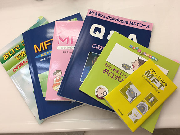 写真：MFT関連の本 もたくさんあり勉強できます！